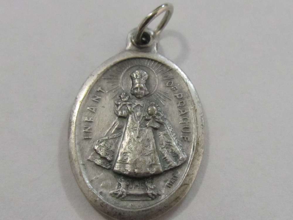 1" Infant of Prague Oxidized Medal